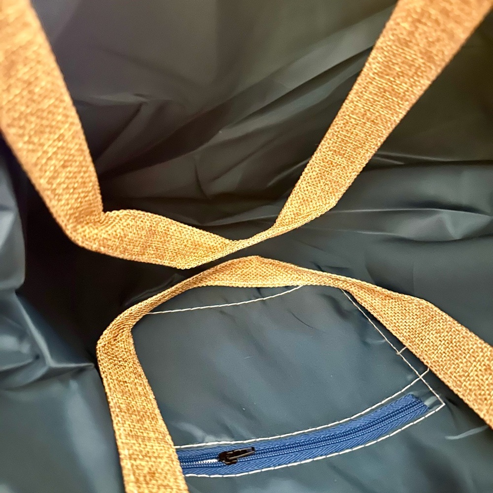 Palm‎ Leaf Botanical TOTE with zip closure that is lightweight and foldable. - Picture 4 of 8